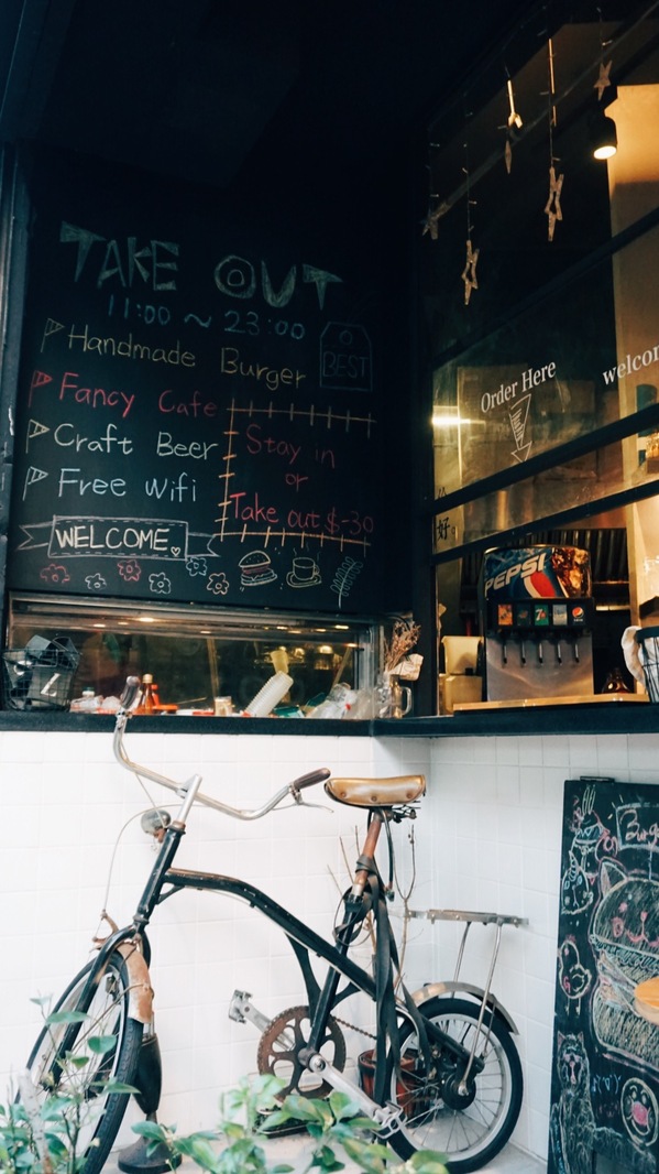 TAKE OUT burger & cafe：Take out Burger&Cafe│百元特製漢堡│CP值破表美式餐廳│捷運六張犁站臨近通化夜市