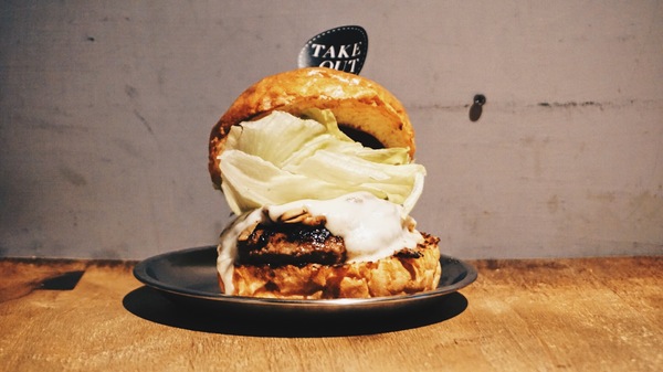 TAKE OUT burger & cafe：Take out Burger&Cafe│百元特製漢堡│CP值破表美式餐廳│捷運六張犁站臨近通化夜市