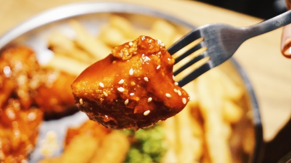 TAKE OUT burger & cafe：Take out Burger&Cafe│百元特製漢堡│CP值破表美式餐廳│捷運六張犁站臨近通化夜市