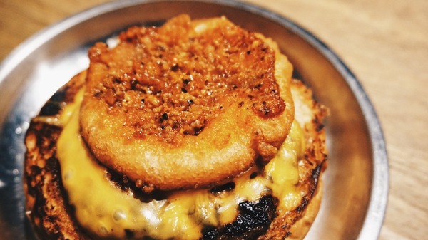 TAKE OUT burger & cafe：Take out Burger&Cafe│百元特製漢堡│CP值破表美式餐廳│捷運六張犁站臨近通化夜市