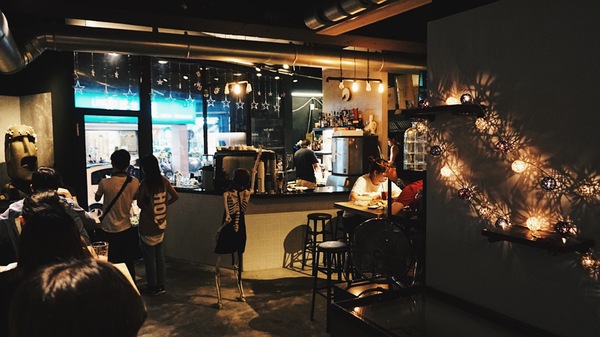 TAKE OUT burger & cafe：Take out Burger&Cafe│百元特製漢堡│CP值破表美式餐廳│捷運六張犁站臨近通化夜市