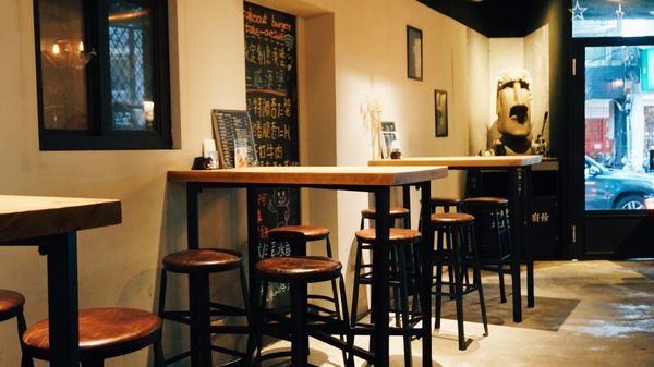 TAKE OUT burger & cafe：Take out Burger&Cafe│百元特製漢堡│CP值破表美式餐廳│捷運六張犁站臨近通化夜市