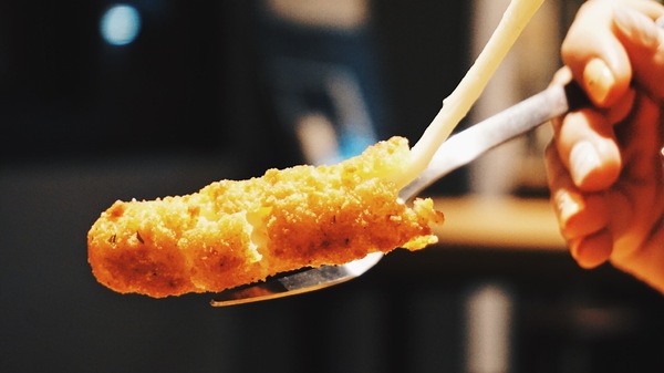 TAKE OUT burger & cafe：Take out Burger&Cafe│百元特製漢堡│CP值破表美式餐廳│捷運六張犁站臨近通化夜市