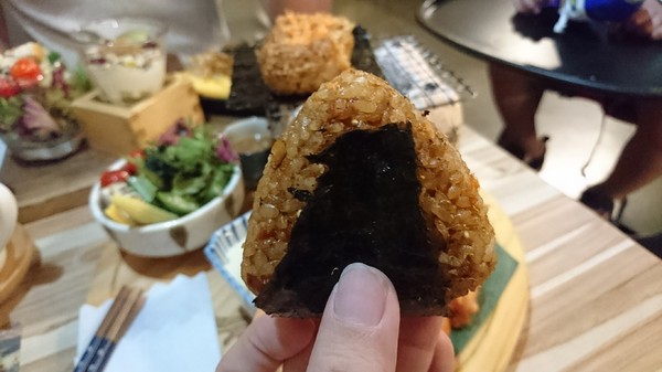 初日二店 初めて初日珈琲：高雄~初日珈琲(明誠店)~超夯日式早午餐~推豐盛烤鮭魚飯糰~排隊美食~高雄必吃~