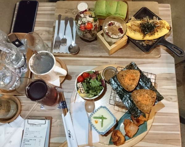 初日二店 初めて初日珈琲：高雄~初日珈琲(明誠店)~超夯日式早午餐~推豐盛烤鮭魚飯糰~排隊美食~高雄必吃~