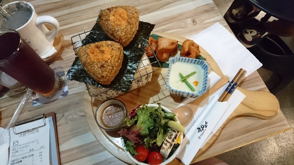 初日二店 初めて初日珈琲：高雄~初日珈琲(明誠店)~超夯日式早午餐~推豐盛烤鮭魚飯糰~排隊美食~高雄必吃~