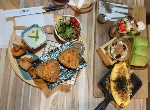 初日二店 初めて初日珈琲：高雄~初日珈琲(明誠店)~超夯日式早午餐~推豐盛烤鮭魚飯糰~排隊美食~高雄必吃~