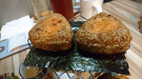 初日二店 初めて初日珈琲：高雄~初日珈琲(明誠店)~超夯日式早午餐~推豐盛烤鮭魚飯糰~排隊美食~高雄必吃~