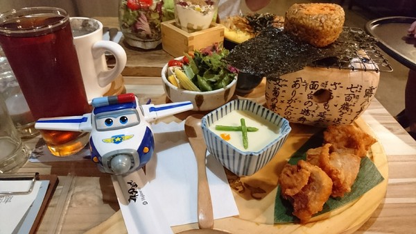 初日二店 初めて初日珈琲：高雄~初日珈琲(明誠店)~超夯日式早午餐~推豐盛烤鮭魚飯糰~排隊美食~高雄必吃~