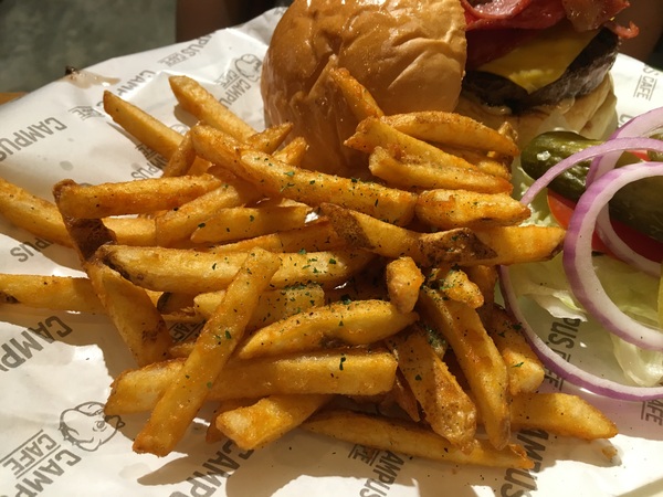 Campus Cafe(站前旗艦店)：[食*台北]Campus cafe (站前店) 校園美式餐廳 木碗沙拉 義大利麵