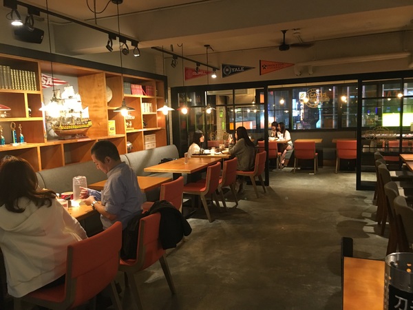 Campus Cafe(站前旗艦店)：[食*台北]Campus cafe (站前店) 校園美式餐廳 木碗沙拉 義大利麵