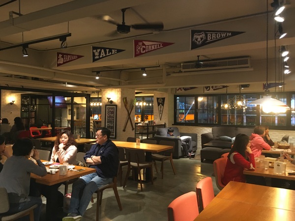 Campus Cafe(站前旗艦店)：[食*台北]Campus cafe (站前店) 校園美式餐廳 木碗沙拉 義大利麵