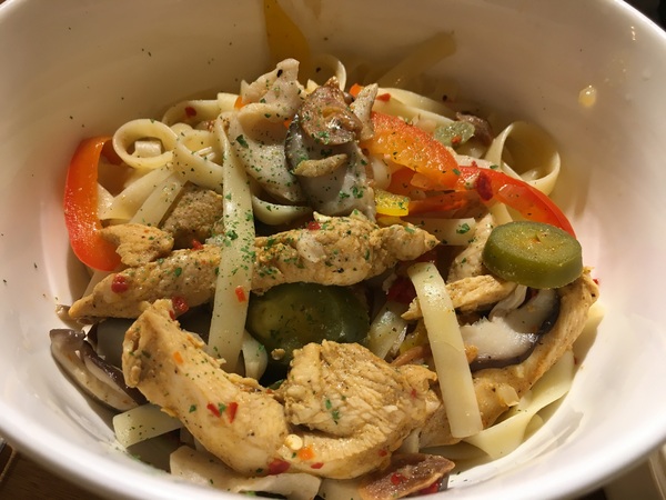 Campus Cafe(站前旗艦店)：[食*台北]Campus cafe (站前店) 校園美式餐廳 木碗沙拉 義大利麵