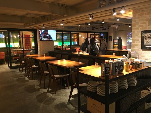 Campus Cafe(站前旗艦店)：[食*台北]Campus cafe (站前店) 校園美式餐廳 木碗沙拉 義大利麵
