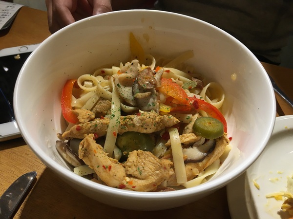 Campus Cafe(站前旗艦店)：[食*台北]Campus cafe (站前店) 校園美式餐廳 木碗沙拉 義大利麵