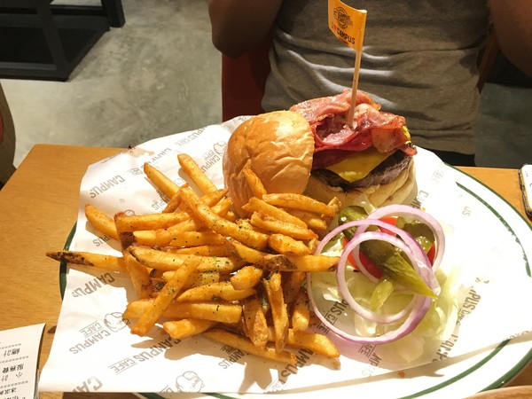 Campus Cafe(站前旗艦店)：[食*台北]Campus cafe (站前店) 校園美式餐廳 木碗沙拉 義大利麵