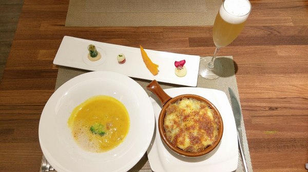 艾維農歐風素食:艾維農 歐風素食x藝文畫廊 - 桃園蔬食餐館 且為清真友善餐廳(Halal) 店內提供小農蝶豆花、香茅葉等 讓顧客兼顧身心理的用餐環境