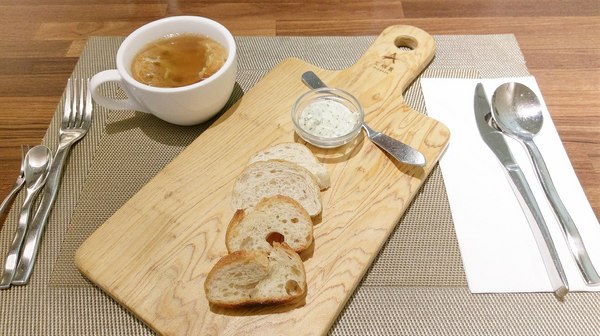 艾維農歐風素食:艾維農 歐風素食x藝文畫廊 - 桃園蔬食餐館 且為清真友善餐廳(Halal) 店內提供小農蝶豆花、香茅葉等 讓顧客兼顧身心理的用餐環境