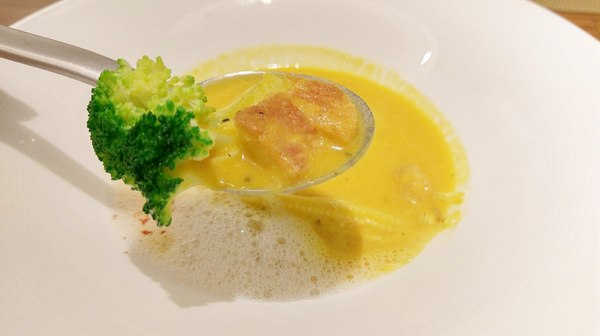 艾維農歐風素食:艾維農 歐風素食x藝文畫廊 - 桃園蔬食餐館 且為清真友善餐廳(Halal) 店內提供小農蝶豆花、香茅葉等 讓顧客兼顧身心理的用餐環境