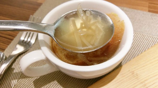 艾維農歐風素食:艾維農 歐風素食x藝文畫廊 - 桃園蔬食餐館 且為清真友善餐廳(Halal) 店內提供小農蝶豆花、香茅葉等 讓顧客兼顧身心理的用餐環境