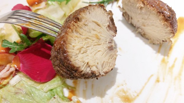 艾維農歐風素食:艾維農 歐風素食x藝文畫廊 - 桃園蔬食餐館 且為清真友善餐廳(Halal) 店內提供小農蝶豆花、香茅葉等 讓顧客兼顧身心理的用餐環境