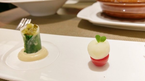 艾維農歐風素食:艾維農 歐風素食x藝文畫廊 - 桃園蔬食餐館 且為清真友善餐廳(Halal) 店內提供小農蝶豆花、香茅葉等 讓顧客兼顧身心理的用餐環境