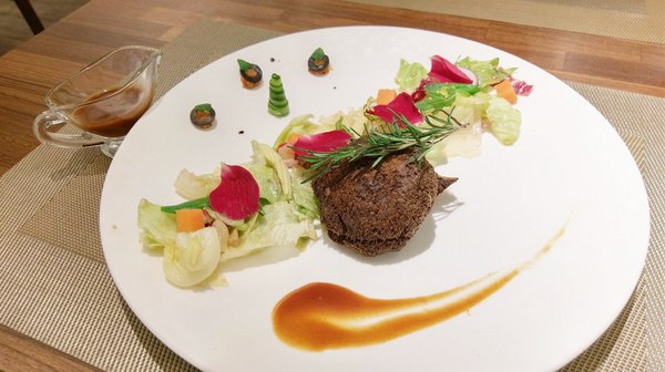 艾維農歐風素食:艾維農 歐風素食x藝文畫廊 - 桃園蔬食餐館 且為清真友善餐廳(Halal) 店內提供小農蝶豆花、香茅葉等 讓顧客兼顧身心理的用餐環境