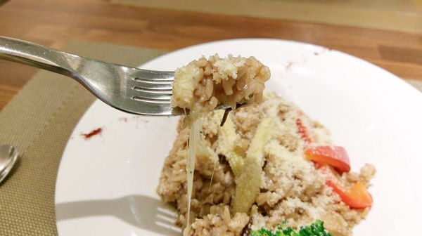 艾維農歐風素食:艾維農 歐風素食x藝文畫廊 - 桃園蔬食餐館 且為清真友善餐廳(Halal) 店內提供小農蝶豆花、香茅葉等 讓顧客兼顧身心理的用餐環境