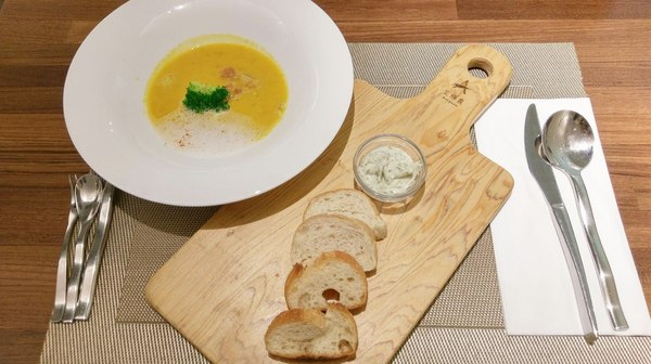 艾維農歐風素食:艾維農 歐風素食x藝文畫廊 - 桃園蔬食餐館 且為清真友善餐廳(Halal) 店內提供小農蝶豆花、香茅葉等 讓顧客兼顧身心理的用餐環境