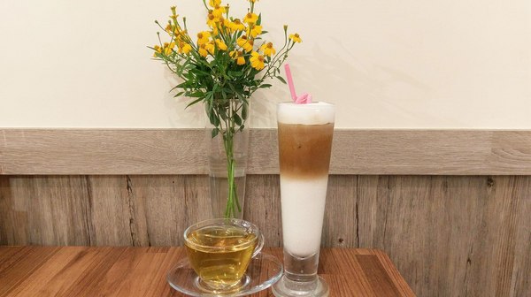 艾維農歐風素食:艾維農 歐風素食x藝文畫廊 - 桃園蔬食餐館 且為清真友善餐廳(Halal) 店內提供小農蝶豆花、香茅葉等 讓顧客兼顧身心理的用餐環境