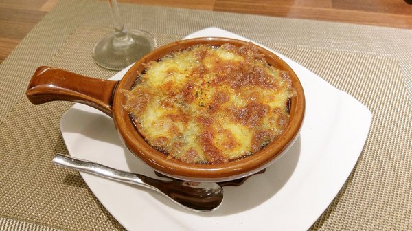 艾維農歐風素食:艾維農 歐風素食x藝文畫廊 - 桃園蔬食餐館 且為清真友善餐廳(Halal) 店內提供小農蝶豆花、香茅葉等 讓顧客兼顧身心理的用餐環境