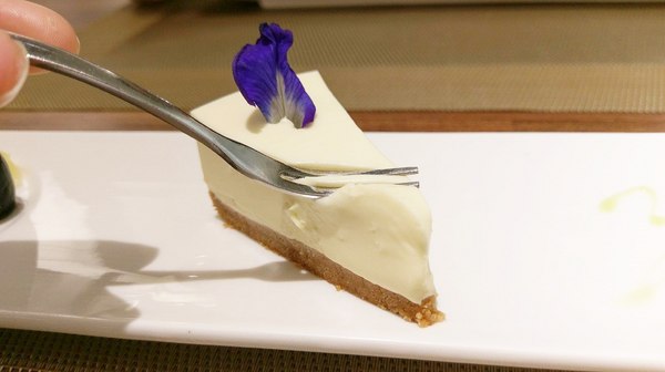 艾維農歐風素食:艾維農 歐風素食x藝文畫廊 - 桃園蔬食餐館 且為清真友善餐廳(Halal) 店內提供小農蝶豆花、香茅葉等 讓顧客兼顧身心理的用餐環境