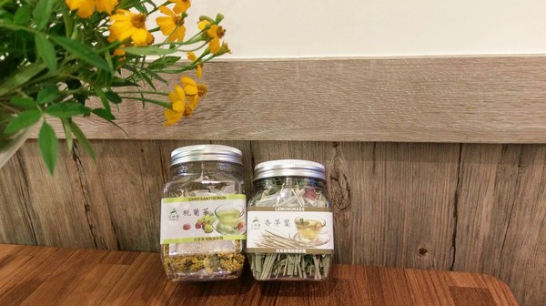 艾維農歐風素食:艾維農 歐風素食x藝文畫廊 - 桃園蔬食餐館 且為清真友善餐廳(Halal) 店內提供小農蝶豆花、香茅葉等 讓顧客兼顧身心理的用餐環境