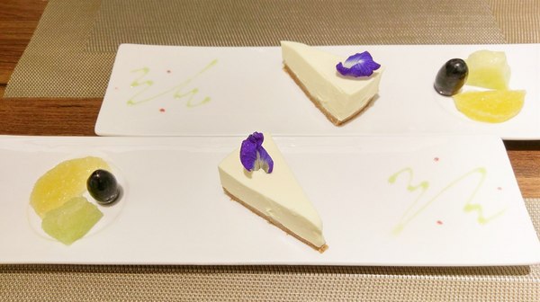 艾維農歐風素食:艾維農 歐風素食x藝文畫廊 - 桃園蔬食餐館 且為清真友善餐廳(Halal) 店內提供小農蝶豆花、香茅葉等 讓顧客兼顧身心理的用餐環境