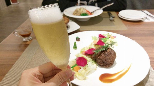 艾維農歐風素食:艾維農 歐風素食x藝文畫廊 - 桃園蔬食餐館 且為清真友善餐廳(Halal) 店內提供小農蝶豆花、香茅葉等 讓顧客兼顧身心理的用餐環境