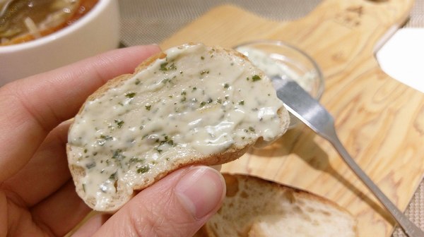 艾維農歐風素食:艾維農 歐風素食x藝文畫廊 - 桃園蔬食餐館 且為清真友善餐廳(Halal) 店內提供小農蝶豆花、香茅葉等 讓顧客兼顧身心理的用餐環境