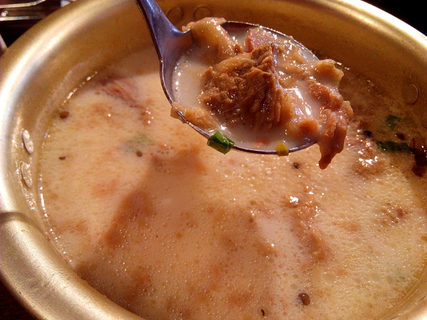 燒出名堂：【東區】燒出名堂。位於夢時代對面，提供專業貼心桌邊燒烤服務的韓國烤肉