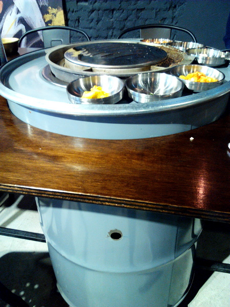 燒出名堂：【東區】燒出名堂。位於夢時代對面，提供專業貼心桌邊燒烤服務的韓國烤肉