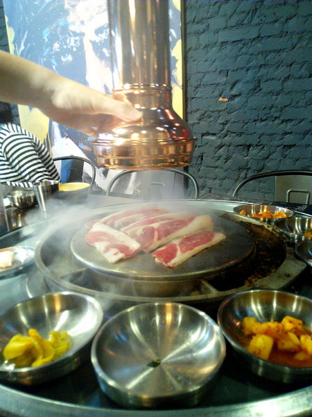 燒出名堂：【東區】燒出名堂。位於夢時代對面，提供專業貼心桌邊燒烤服務的韓國烤肉