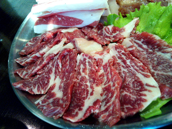 燒出名堂：【東區】燒出名堂。位於夢時代對面，提供專業貼心桌邊燒烤服務的韓國烤肉