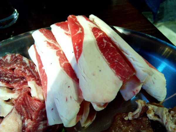 燒出名堂：【東區】燒出名堂。位於夢時代對面，提供專業貼心桌邊燒烤服務的韓國烤肉