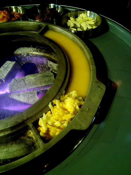 燒出名堂：【東區】燒出名堂。位於夢時代對面，提供專業貼心桌邊燒烤服務的韓國烤肉