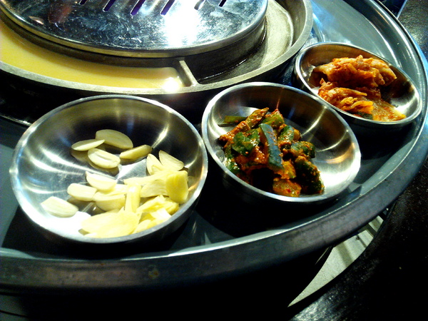 燒出名堂：【東區】燒出名堂。位於夢時代對面，提供專業貼心桌邊燒烤服務的韓國烤肉