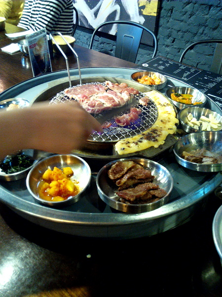 燒出名堂：【東區】燒出名堂。位於夢時代對面，提供專業貼心桌邊燒烤服務的韓國烤肉