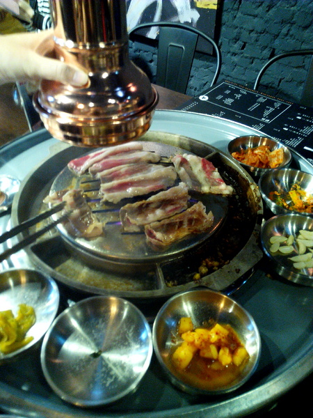 燒出名堂：【東區】燒出名堂。位於夢時代對面，提供專業貼心桌邊燒烤服務的韓國烤肉