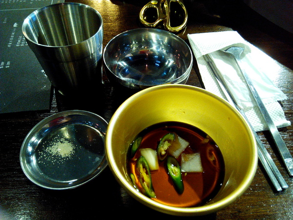 燒出名堂：【東區】燒出名堂。位於夢時代對面，提供專業貼心桌邊燒烤服務的韓國烤肉