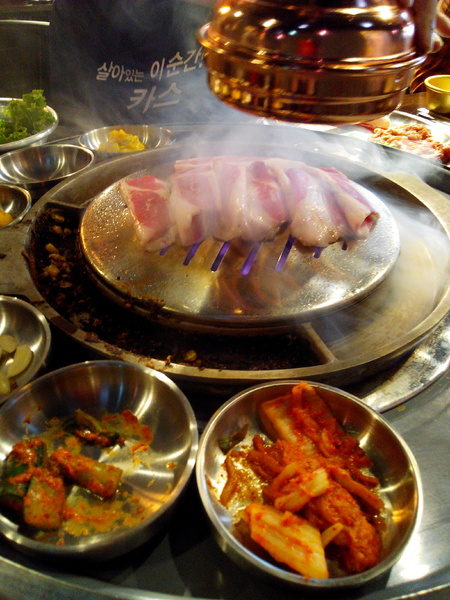 燒出名堂：【東區】燒出名堂。位於夢時代對面，提供專業貼心桌邊燒烤服務的韓國烤肉