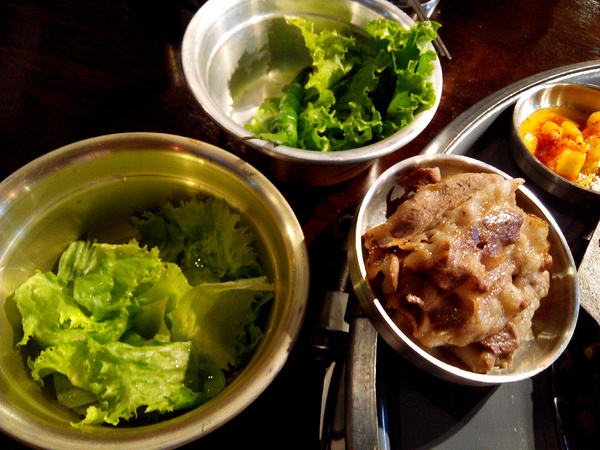 燒出名堂：【東區】燒出名堂。位於夢時代對面，提供專業貼心桌邊燒烤服務的韓國烤肉