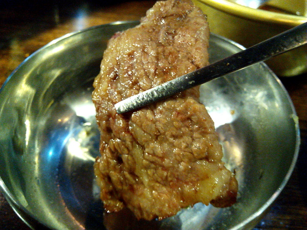 燒出名堂：【東區】燒出名堂。位於夢時代對面，提供專業貼心桌邊燒烤服務的韓國烤肉