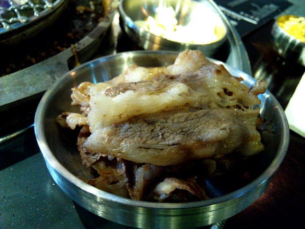 燒出名堂：【東區】燒出名堂。位於夢時代對面，提供專業貼心桌邊燒烤服務的韓國烤肉